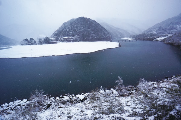 雪の沈下橋